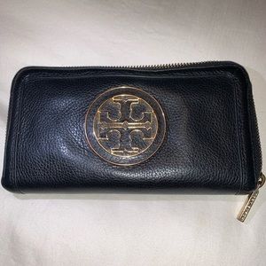 TORY BURCH BLACK AMANDA “ZIPPY” WALLET